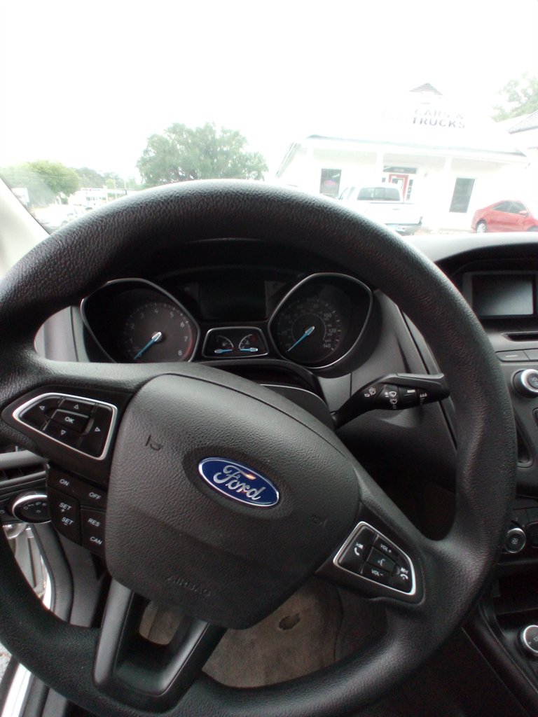 2017 Ford Focus SE - Photo 7