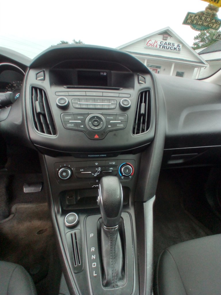 2017 Ford Focus SE - Photo 9
